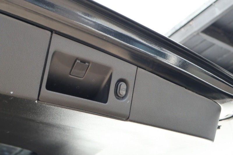 Cadillac Escalade Vehicle Full-screen Gallery Image 10