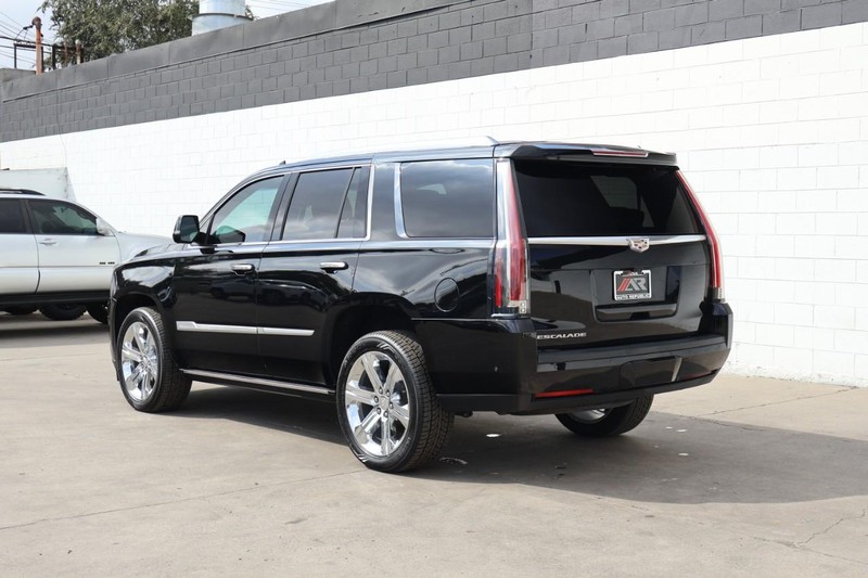 Cadillac Escalade Vehicle Full-screen Gallery Image 11