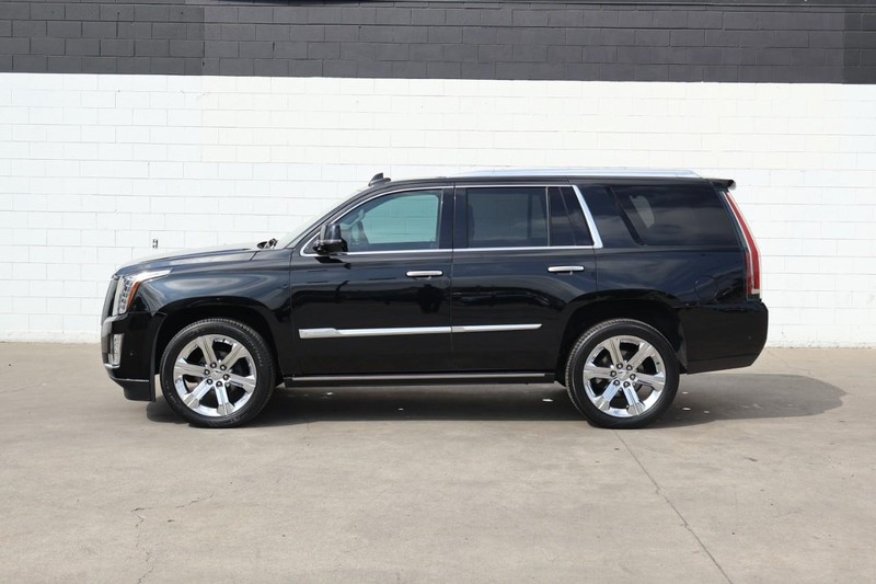 Cadillac Escalade Vehicle Full-screen Gallery Image 12