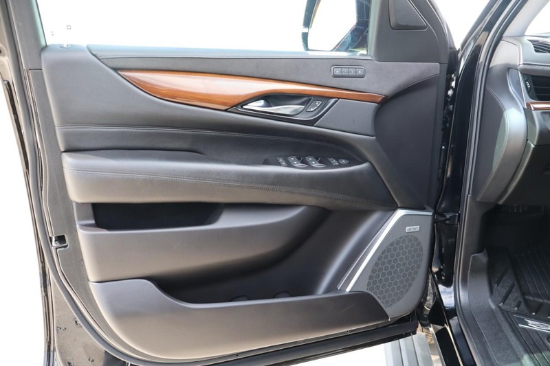 Cadillac Escalade Vehicle Full-screen Gallery Image 17