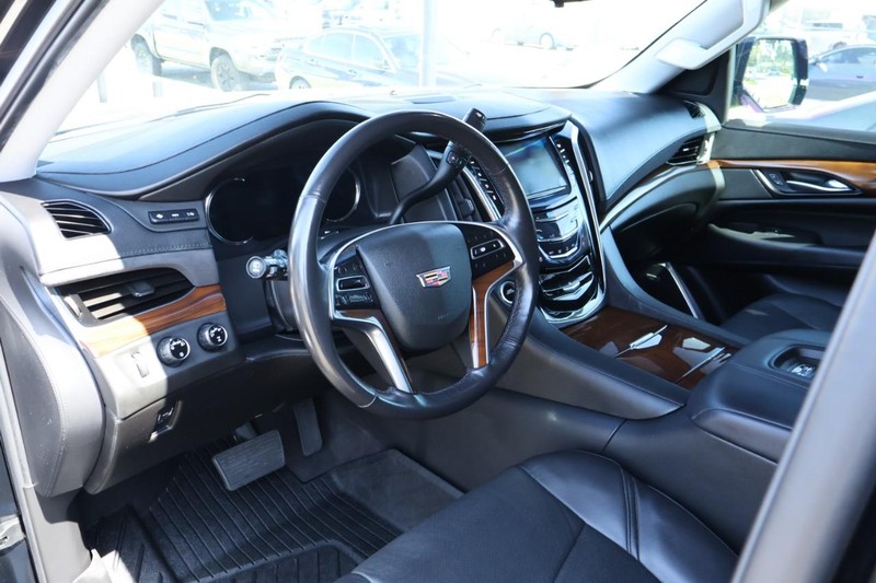 Cadillac Escalade Vehicle Full-screen Gallery Image 18