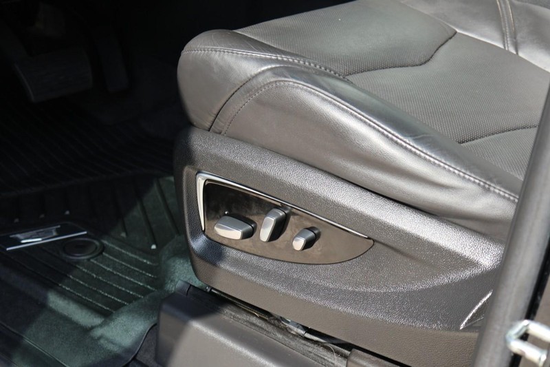 Cadillac Escalade Vehicle Full-screen Gallery Image 20