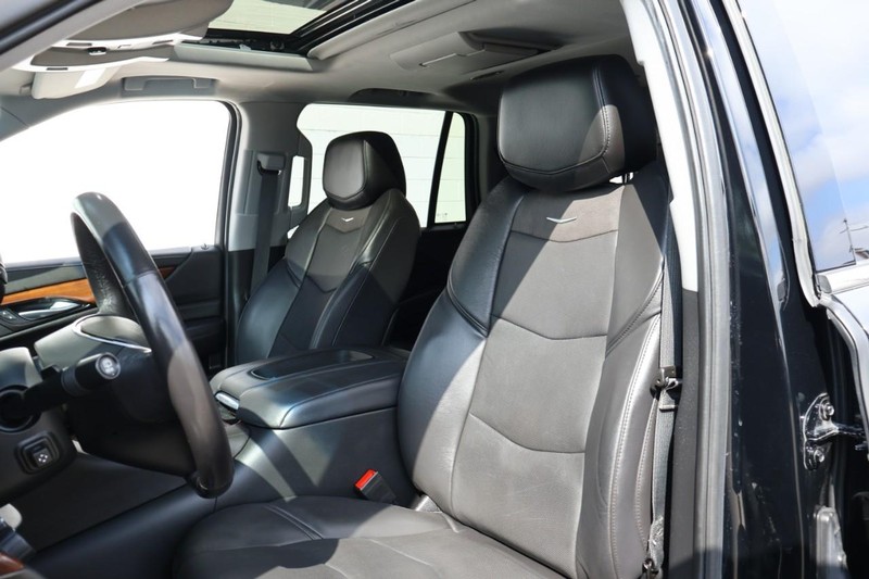 Cadillac Escalade Vehicle Full-screen Gallery Image 21