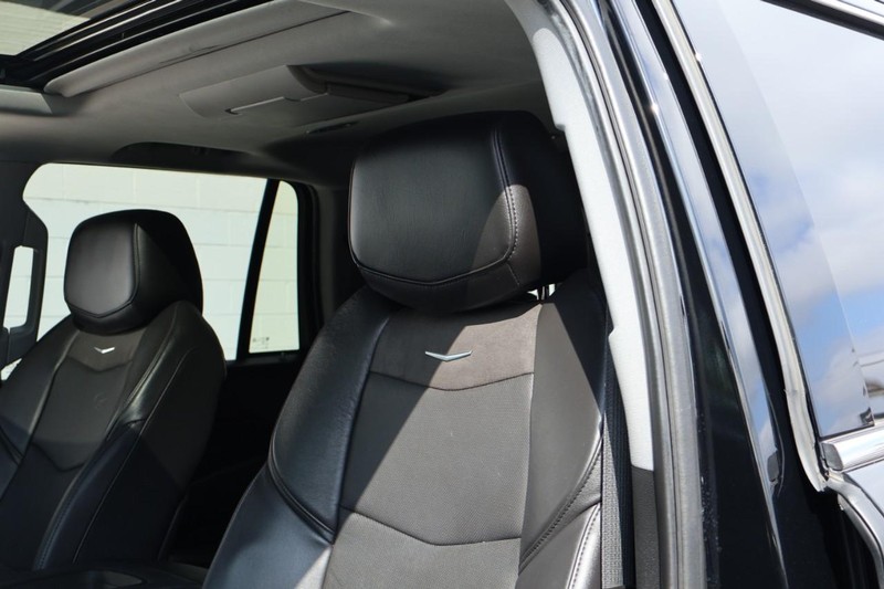 Cadillac Escalade Vehicle Full-screen Gallery Image 22