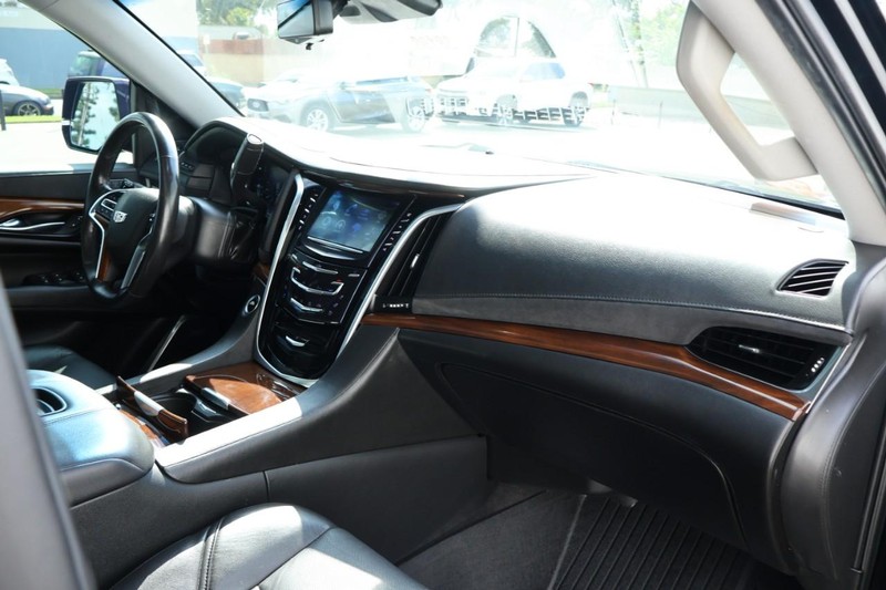 Cadillac Escalade Vehicle Full-screen Gallery Image 23
