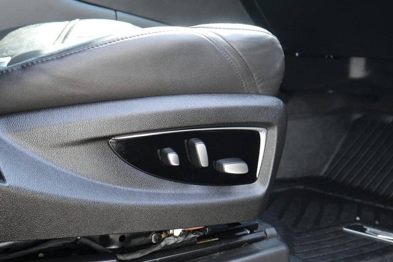 Cadillac Escalade Vehicle Full-screen Gallery Image 24