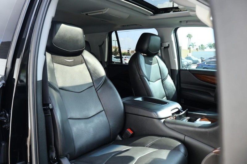 Cadillac Escalade Vehicle Full-screen Gallery Image 25