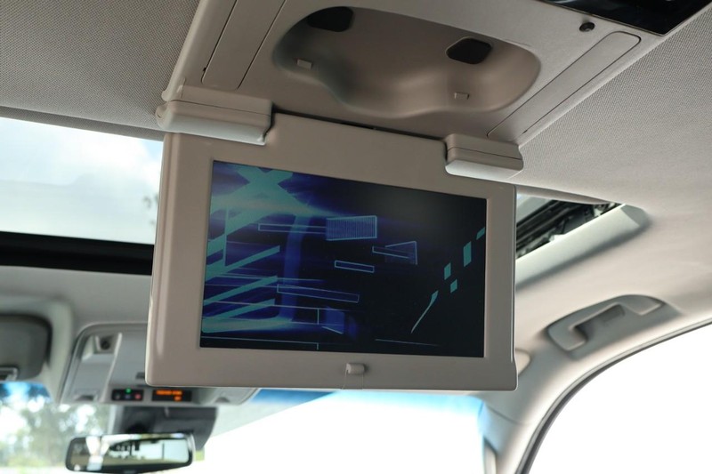 Cadillac Escalade Vehicle Full-screen Gallery Image 28