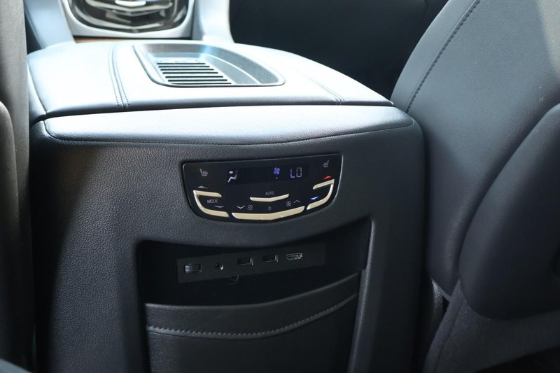 Cadillac Escalade Vehicle Full-screen Gallery Image 29