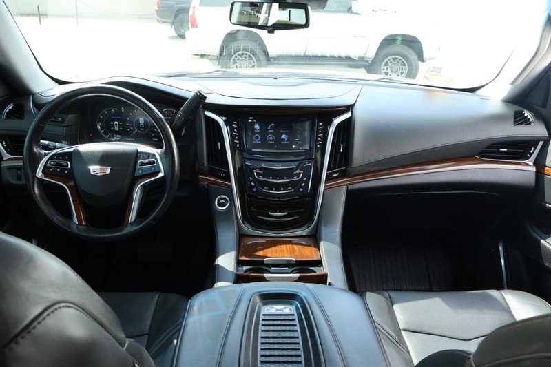 Cadillac Escalade Vehicle Full-screen Gallery Image 31