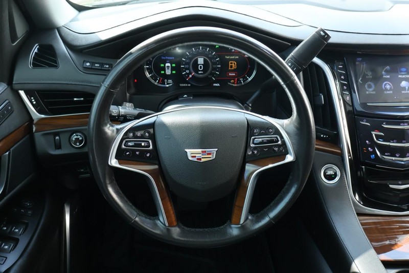 Cadillac Escalade Vehicle Full-screen Gallery Image 34