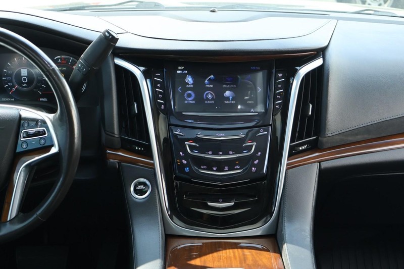 Cadillac Escalade Vehicle Full-screen Gallery Image 38
