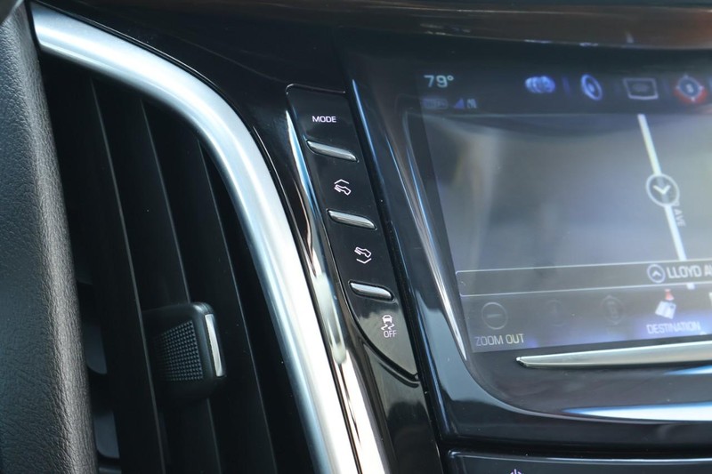 Cadillac Escalade Vehicle Full-screen Gallery Image 39