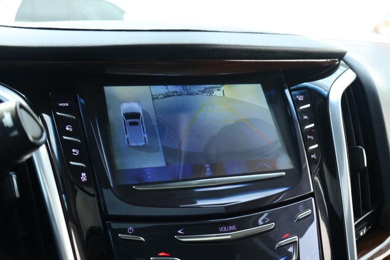 Cadillac Escalade Vehicle Full-screen Gallery Image 40