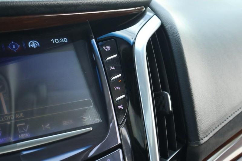 Cadillac Escalade Vehicle Full-screen Gallery Image 41