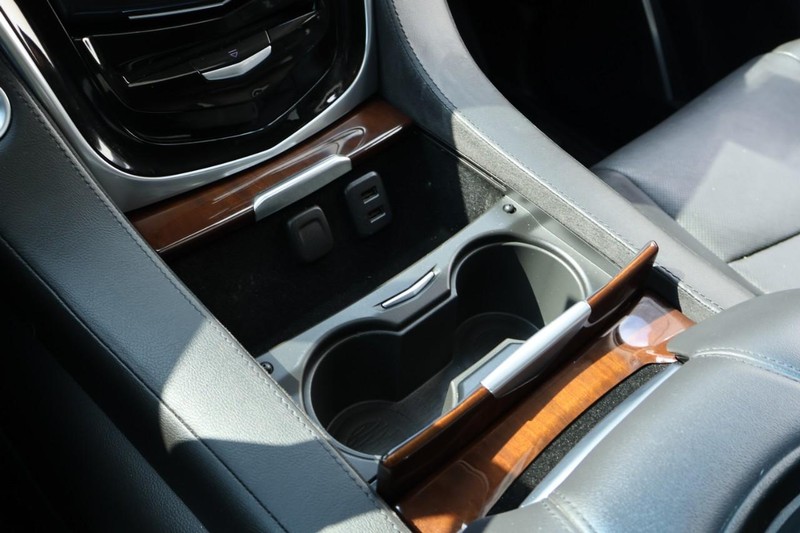 Cadillac Escalade Vehicle Full-screen Gallery Image 43