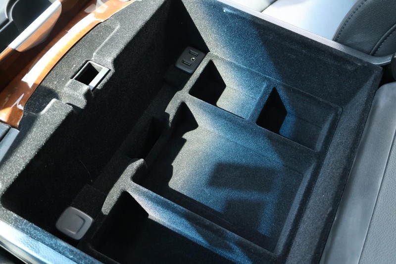 Cadillac Escalade Vehicle Full-screen Gallery Image 44