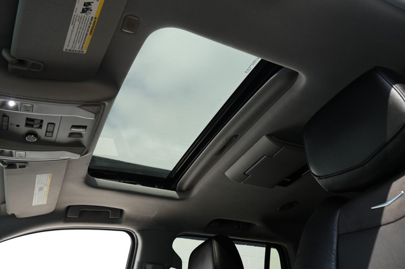 Cadillac Escalade Vehicle Full-screen Gallery Image 47