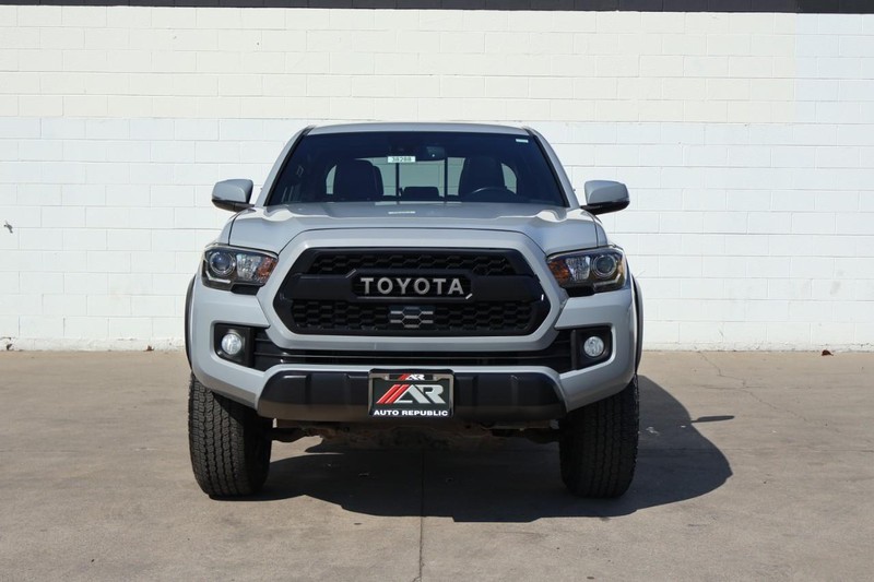 Toyota Tacoma Vehicle Full-screen Gallery Image 02