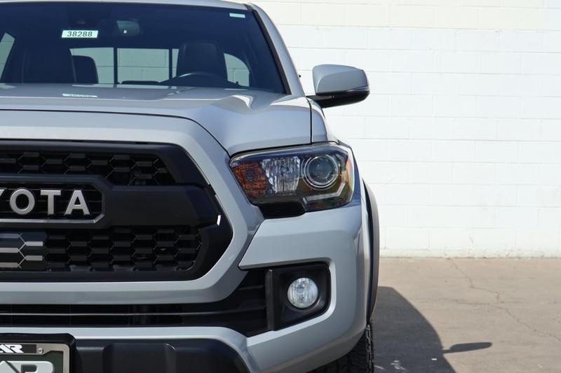 Toyota Tacoma Vehicle Full-screen Gallery Image 03