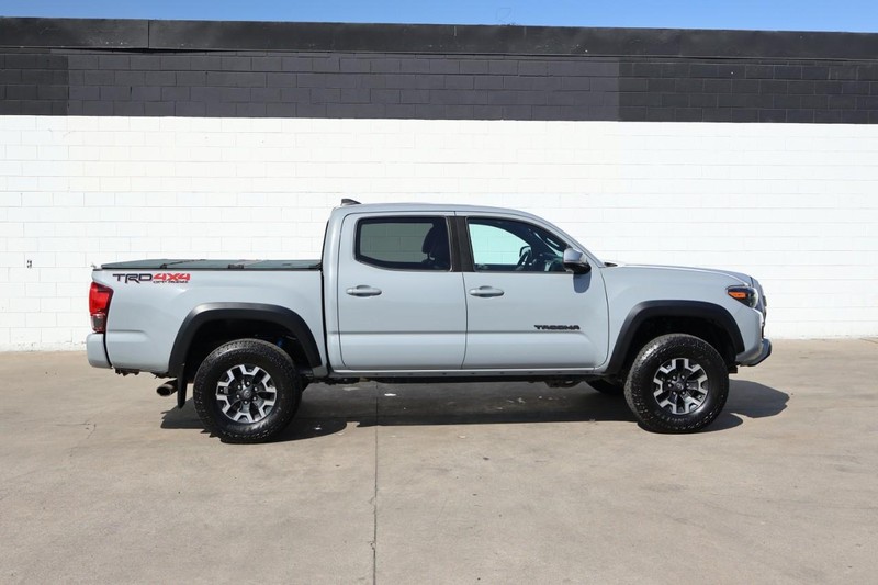 Toyota Tacoma Vehicle Full-screen Gallery Image 04