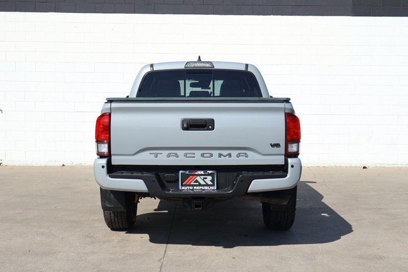 Toyota Tacoma Vehicle Full-screen Gallery Image 06