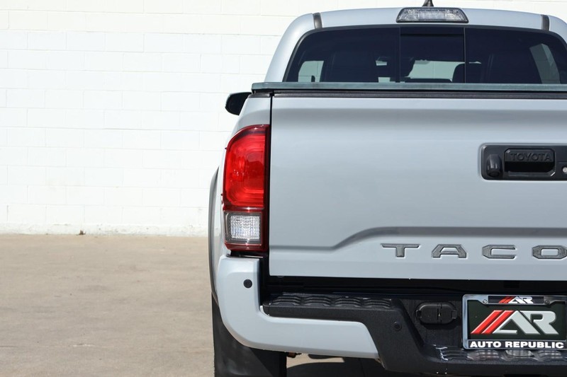 Toyota Tacoma Vehicle Full-screen Gallery Image 07