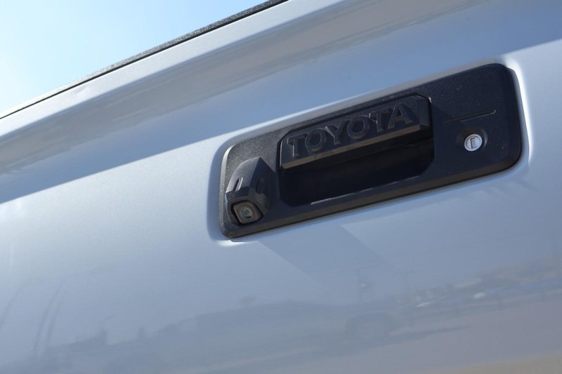 Toyota Tacoma Vehicle Full-screen Gallery Image 08