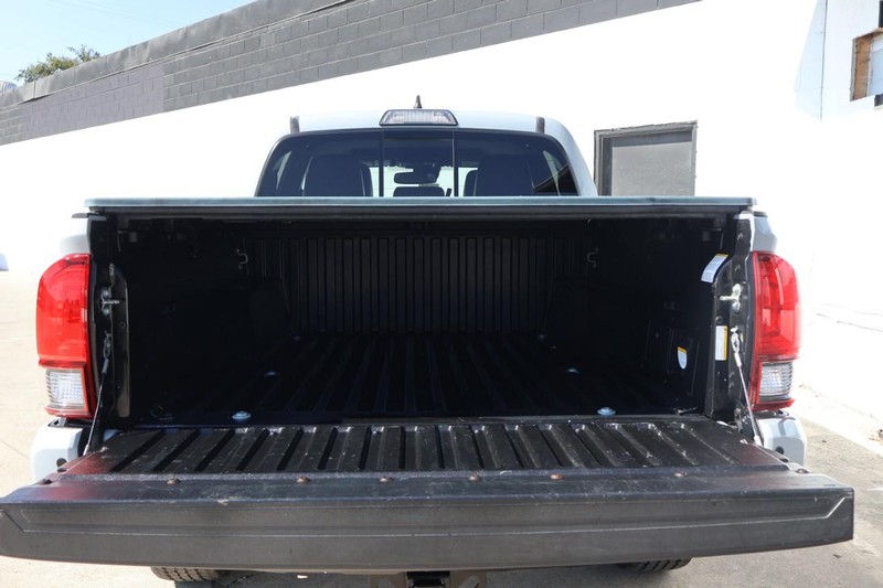 Toyota Tacoma Vehicle Full-screen Gallery Image 09