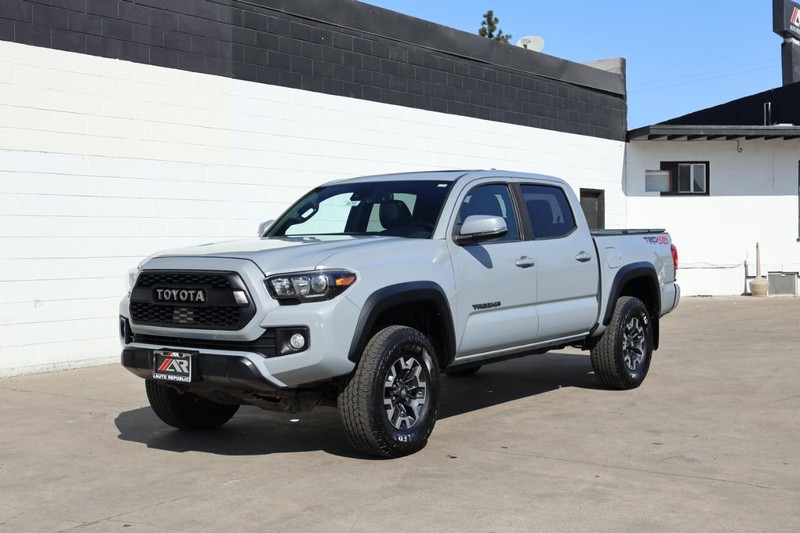 Toyota Tacoma Vehicle Full-screen Gallery Image 13