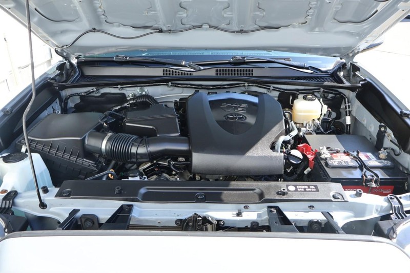 Toyota Tacoma Vehicle Full-screen Gallery Image 14