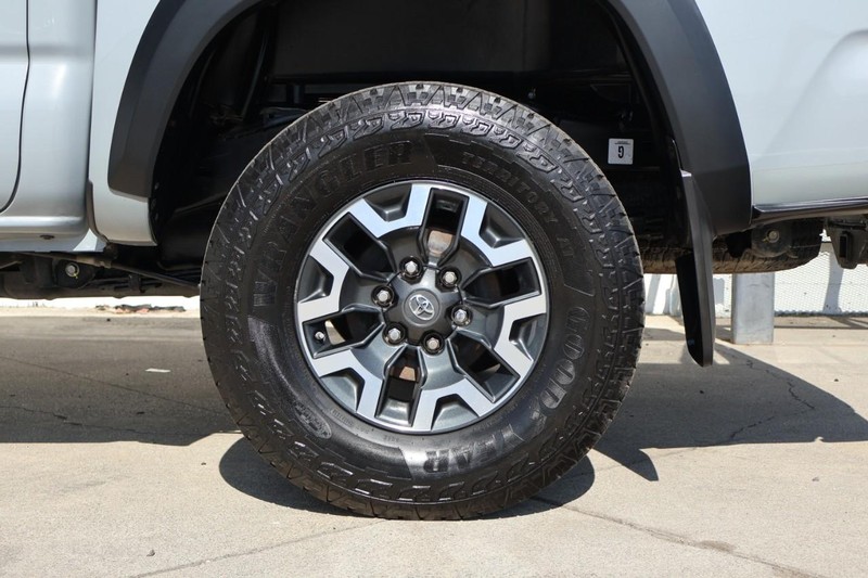 Toyota Tacoma Vehicle Full-screen Gallery Image 15