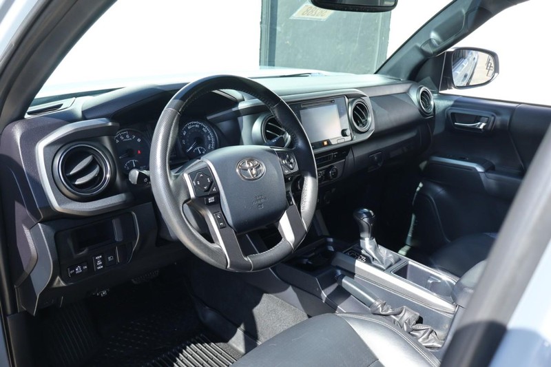 Toyota Tacoma Vehicle Full-screen Gallery Image 18