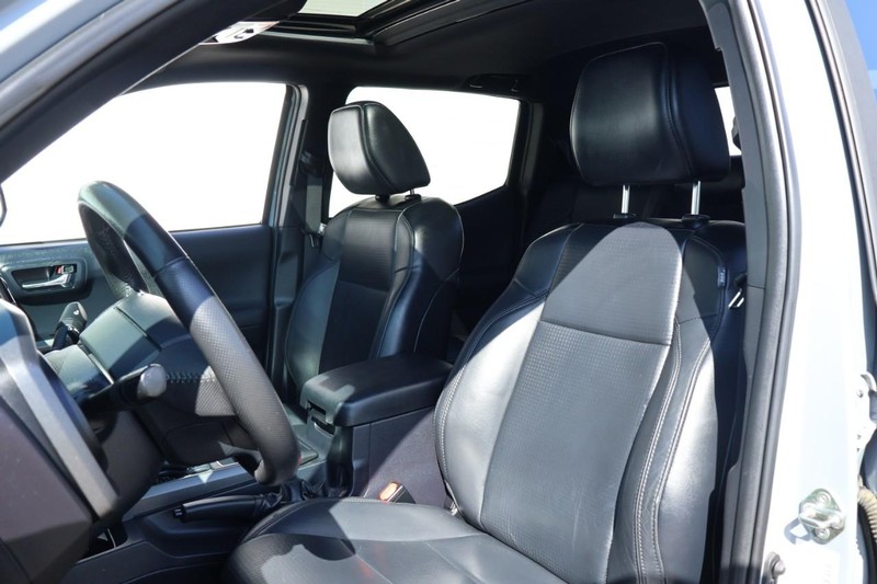 Toyota Tacoma Vehicle Full-screen Gallery Image 19