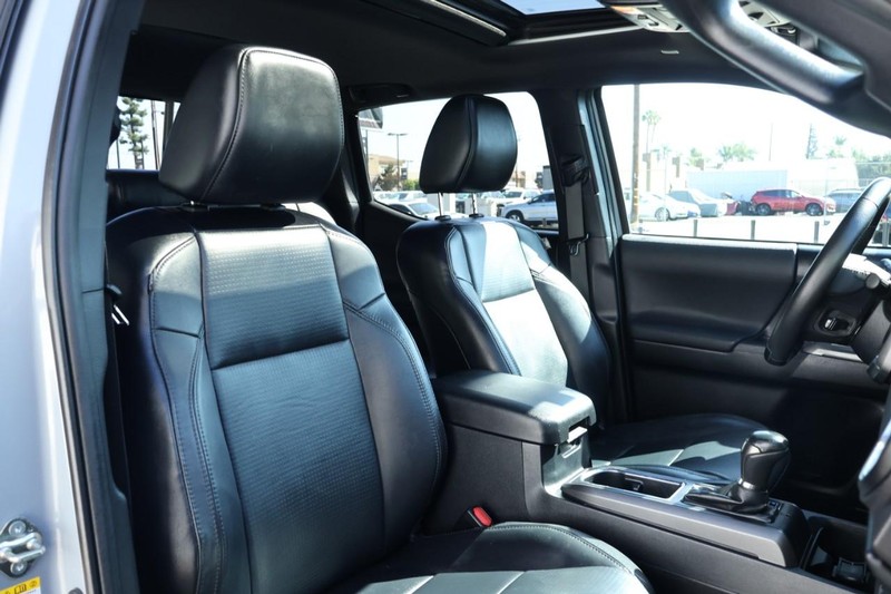 Toyota Tacoma Vehicle Full-screen Gallery Image 22