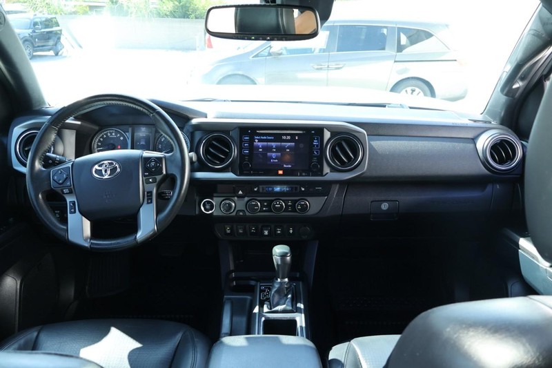 Toyota Tacoma Vehicle Full-screen Gallery Image 25