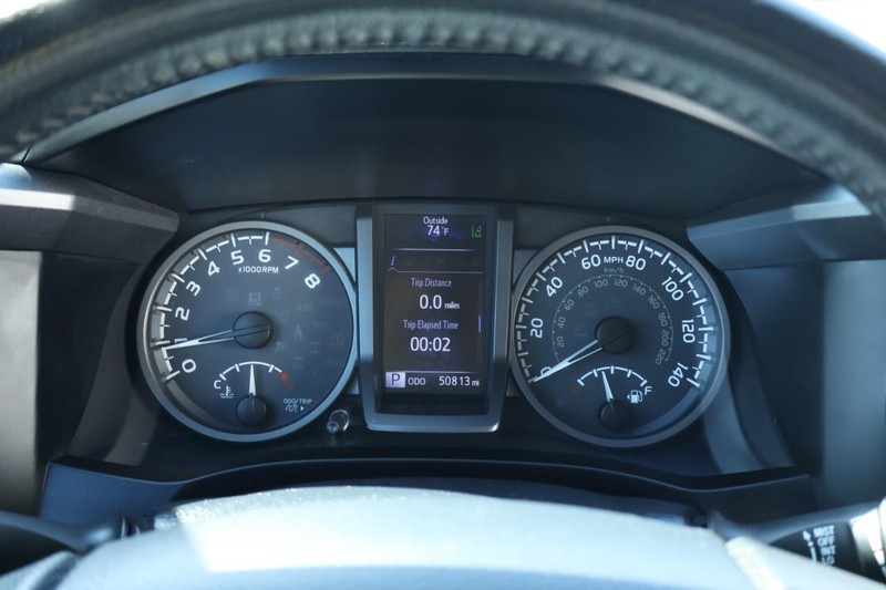 Toyota Tacoma Vehicle Full-screen Gallery Image 26