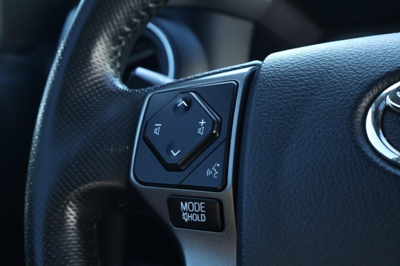 Toyota Tacoma Vehicle Full-screen Gallery Image 28