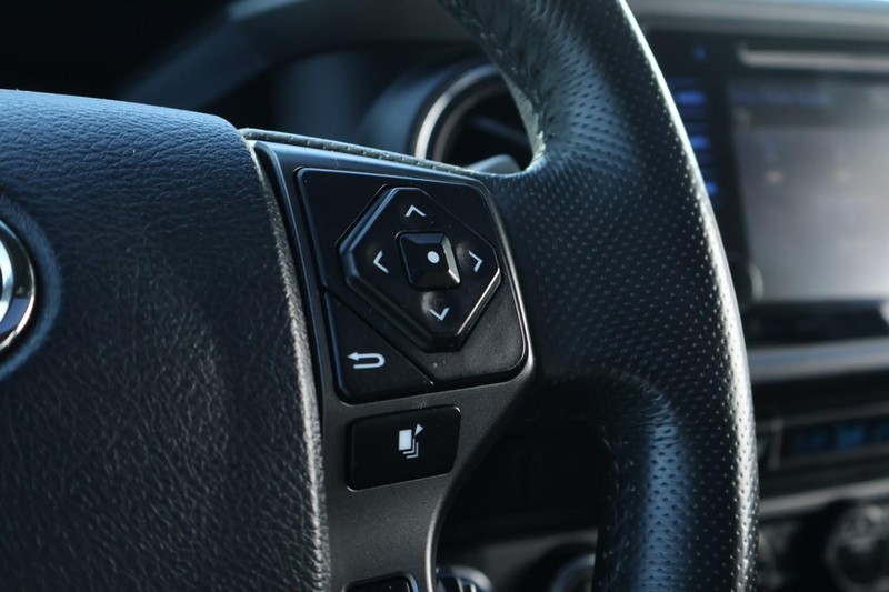 Toyota Tacoma Vehicle Full-screen Gallery Image 29