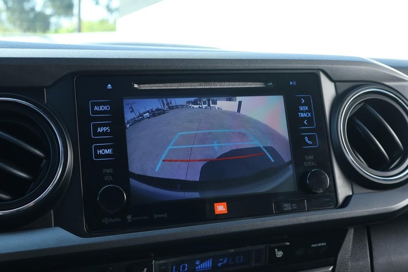 Toyota Tacoma Vehicle Full-screen Gallery Image 32