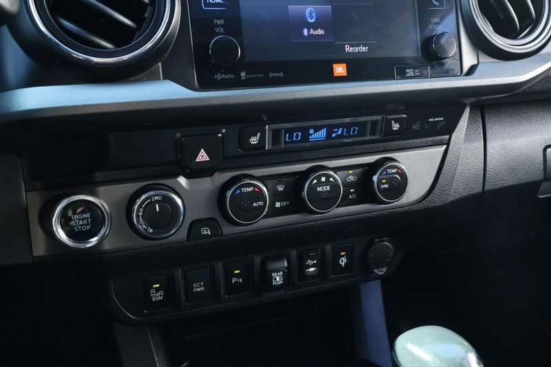 Toyota Tacoma Vehicle Full-screen Gallery Image 33