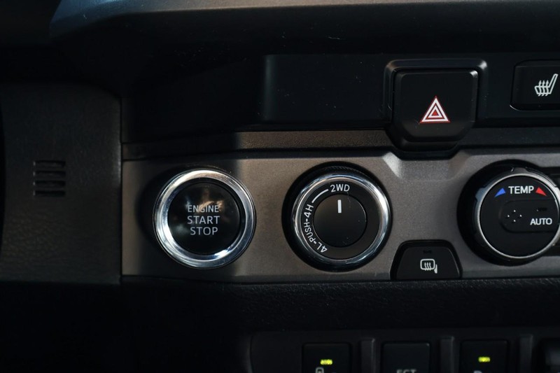 Toyota Tacoma Vehicle Full-screen Gallery Image 34