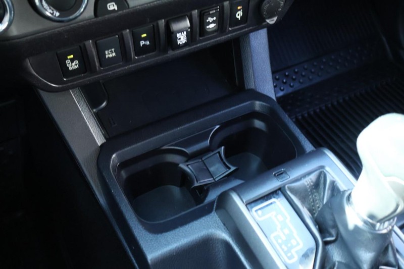 Toyota Tacoma Vehicle Full-screen Gallery Image 35