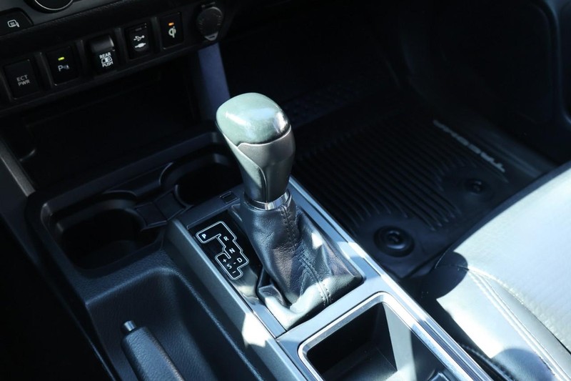 Toyota Tacoma Vehicle Full-screen Gallery Image 36