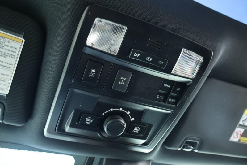 Toyota Tacoma Vehicle Full-screen Gallery Image 38