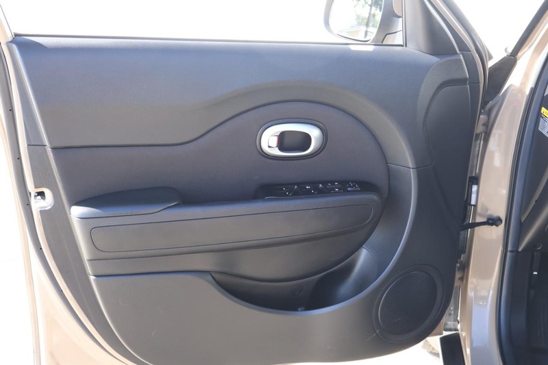 Kia Soul Vehicle Full-screen Gallery Image 14