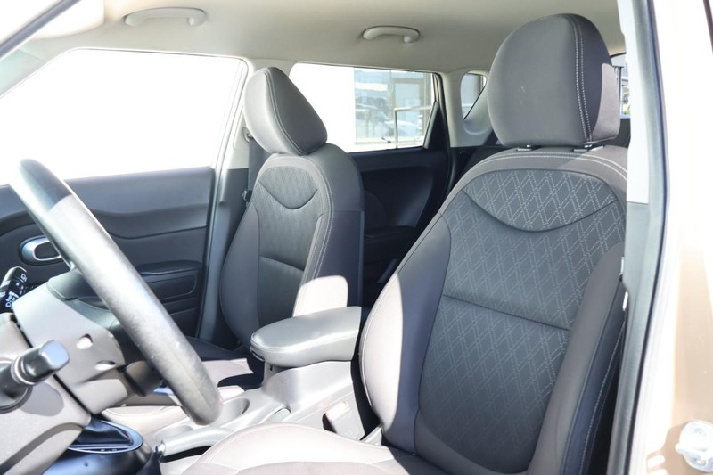 Kia Soul Vehicle Full-screen Gallery Image 17