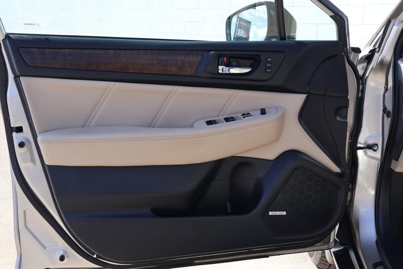 Subaru Outback Vehicle Full-screen Gallery Image 16