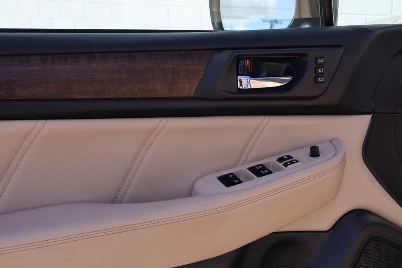 Subaru Outback Vehicle Full-screen Gallery Image 17