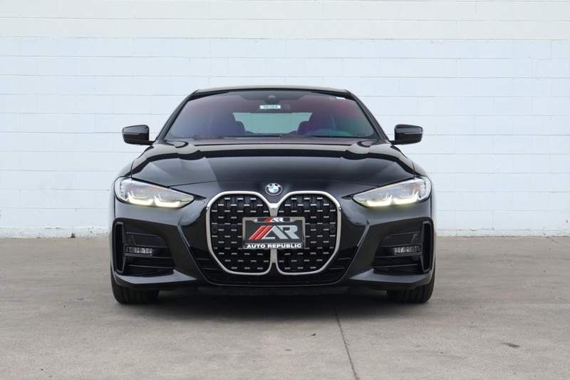 BMW 430i Vehicle Full-screen Gallery Image 02